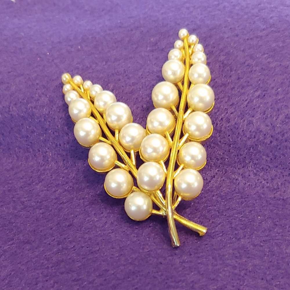 Vintage costume pearl leaf brooch